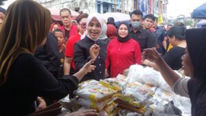 Siti Atikoh Blusukan ke Pasar Palembang, Pedagang Keluhkan Harga Pangan Naik