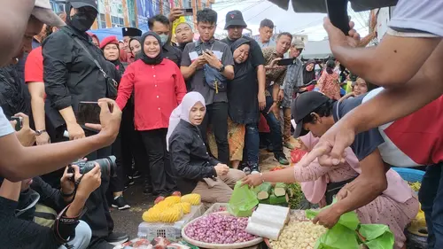 Siti Atikoh Blusukan ke Pasar Palembang, Pedagang Keluhkan Harga Pangan Naik